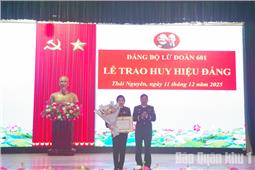 Đảng ủy Lữ đoàn 601 trao tặng Huy hiệu 30 năm tuổi Đảng